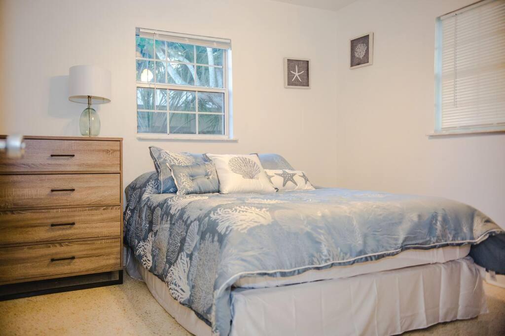 Charming Home, Minutes From The Holiday home Vero Beach